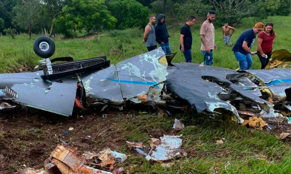 Avião cai em Minas Gerais
