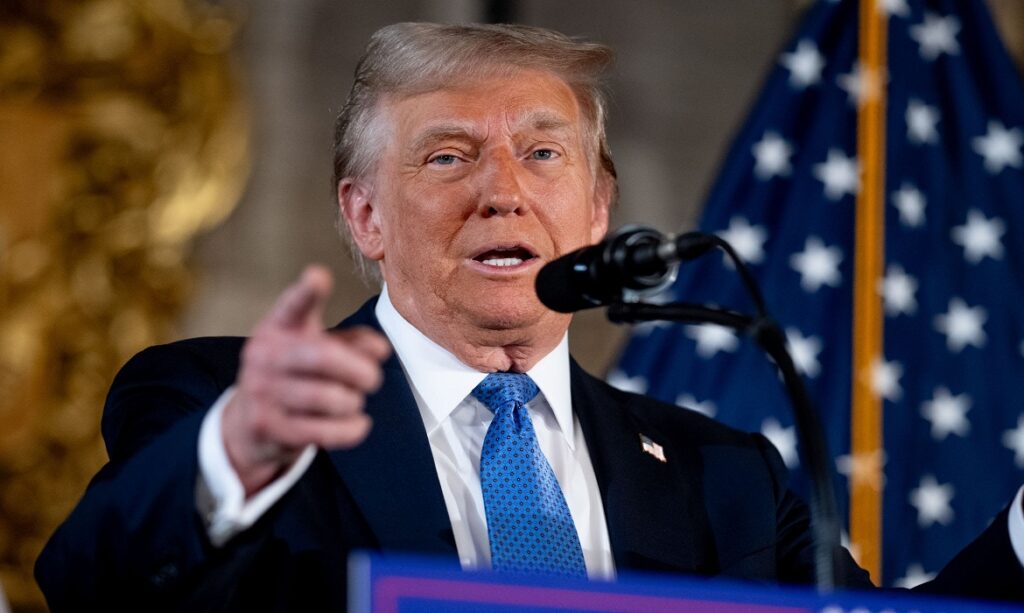 Trump retorna à Casa Branca.