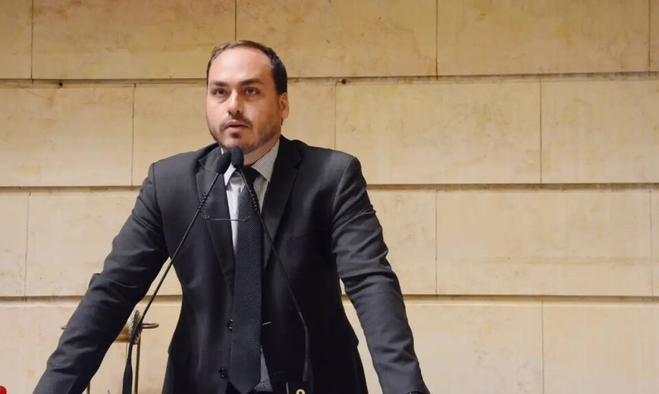 Carlos Bolsonaro é alvo da PF